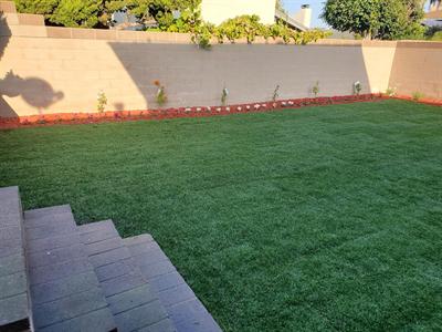 Finished lawn beside a narrow flower bed with fresh mulch